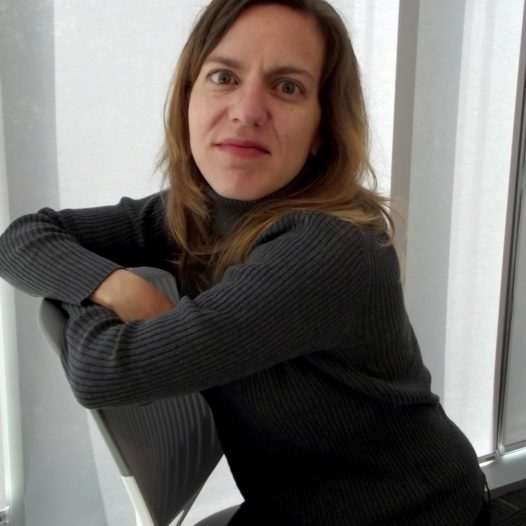 Daniela Tarazona en silla